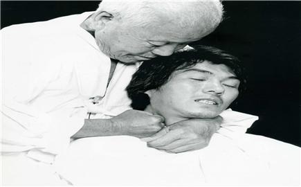 마이크 장착한 송덕기 옹